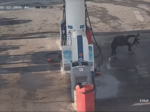 मेक्सिको के एक पेट्रोल पंप को कार्टेल ग्रुप के समर्थक ने अपने कब्जे में ले लिया, फिर पेट्रोल डालकर आग के हवाले कर दिया।