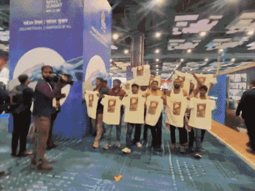 20 फरवरी को इंडियन यूथ कांग्रेस ने सोशल मीडिया पर प्रदर्शन का वीडियो शेयर किया और लिखा- AI समिट के चमकदार मंच के पीछे सच दबाया नहीं जा सकता। - Dainik Bhaskar