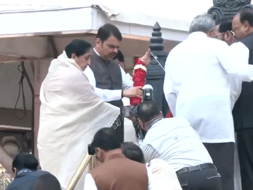 બજેટ સત્રની શરૂઆત પહેલાં મહારાષ્ટ્ર વિધાન ભવનની બહાર છત્રપતિ શિવાજી મહારાજની પ્રતિમાને માળા પહેરાવવામાં આવી.