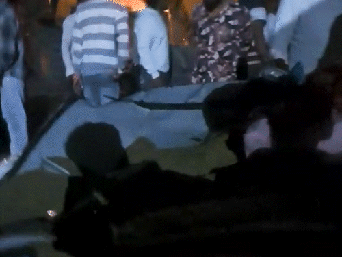 पुलिस और स्थानीय लोगों की मदद से अंदर फंसे दंपती को बाहर निकाला गया।