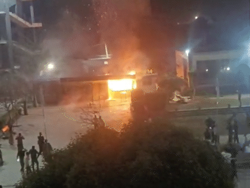 आग देखते ही देखते तेजी से बढ़ती गई, जिसके बाद पूरा कैफे आग की चपेट में आ गया।