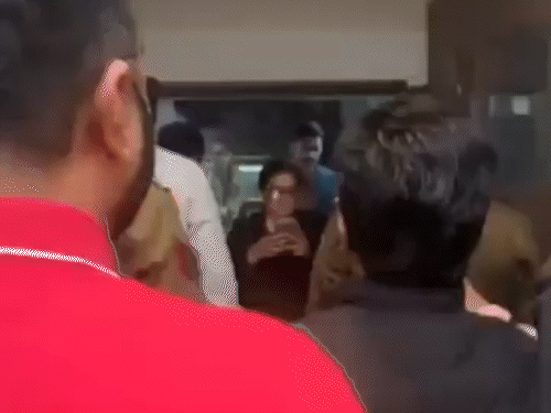 हिमाचल भवन में ठहरे लोगों के विरोध के बाद वापस लौटते हुए दिल्ली पुलिस।