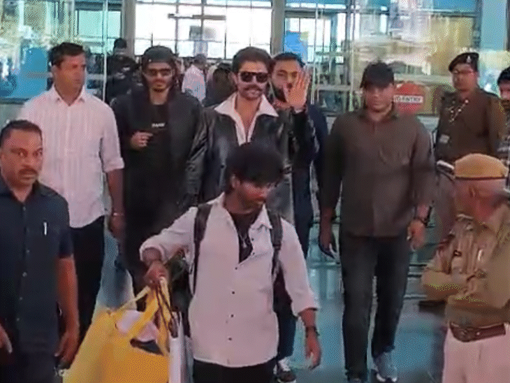 डबोक एयरपोर्ट से बाहर निकलते एक्टर विजय देवरकोंडा