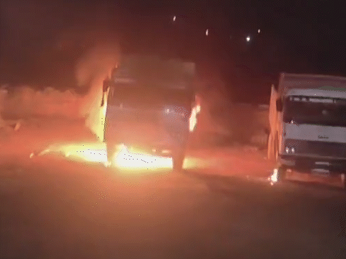 रविवार रात करीब 3 बजे आरोपियों घर में घुसे और आग लगा दी।