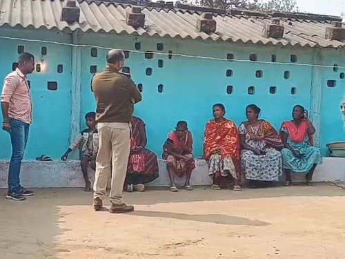 मौके पर पहुंची पुलिस आसपास के लोगों से पूछताछ की।