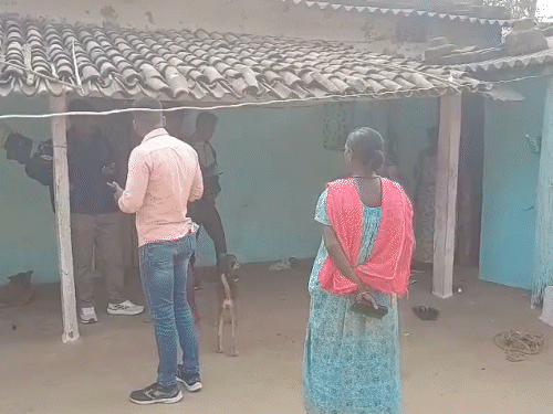 पुलिस ने शव को पोस्टमॉर्टम के लिए अस्पताल भिजवा दिया है।