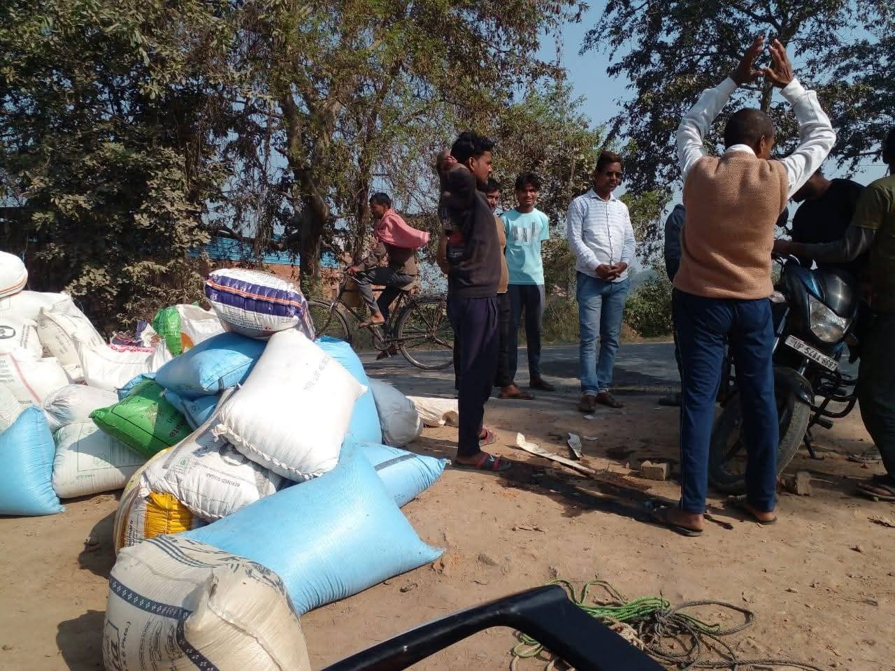 Mau Pickup Accident Saves Cyclists, Rice Spills on Road