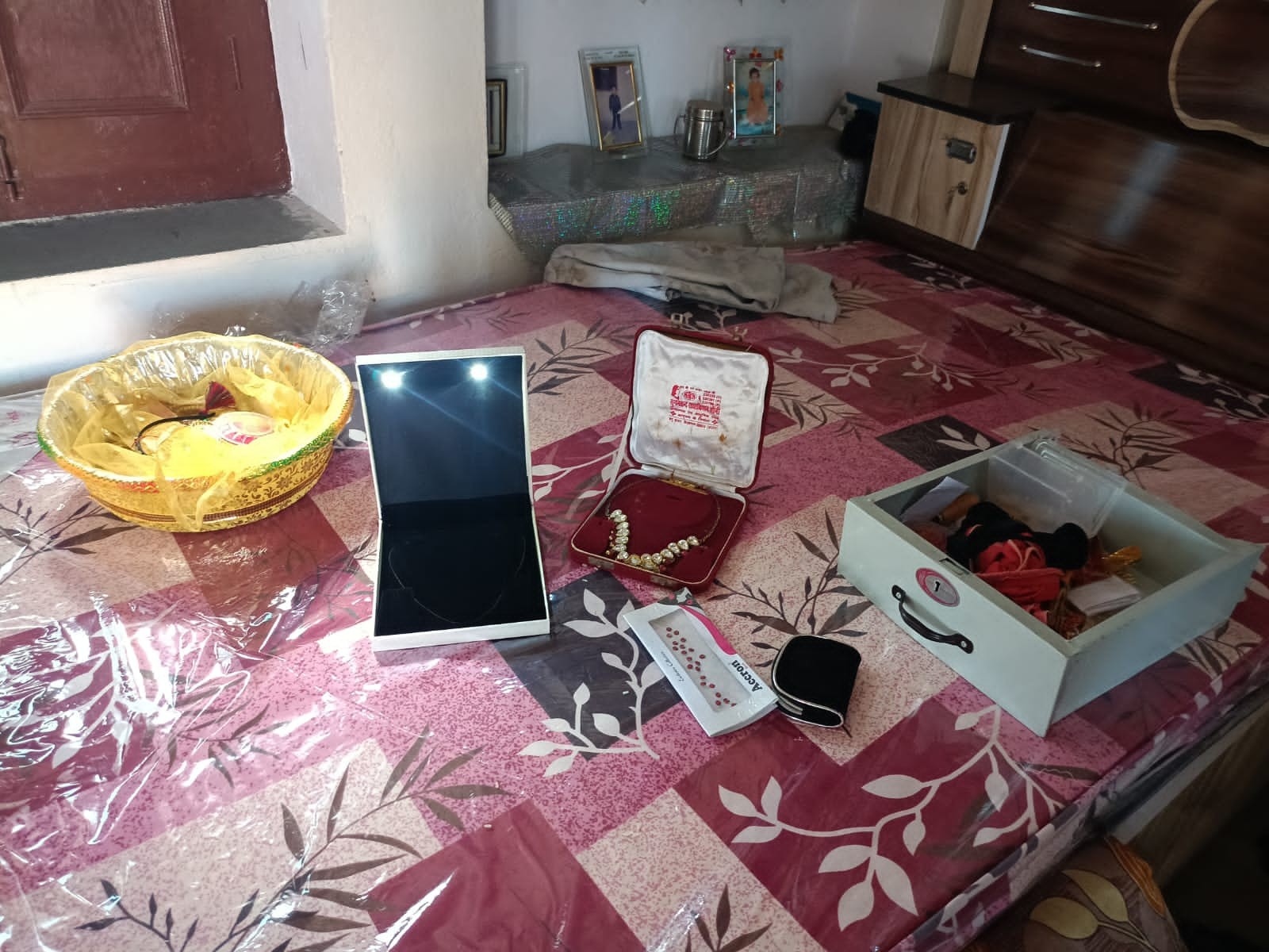 चोरों ने सामान बिखेरा, लेकिन उनके हाथ कुछ नहीं लगा।