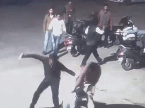 अंबाला में युवकों पर चाकू से वार करते हुए।