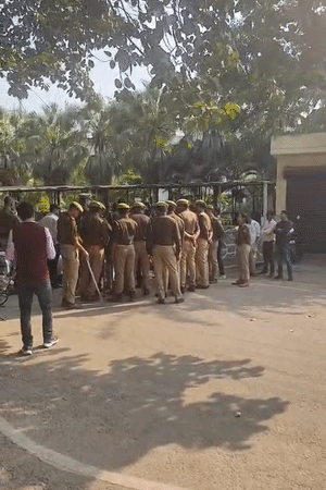 आज कैंपस में माहौल तनावपूर्ण होने पर पुलिस बल तैनात है।