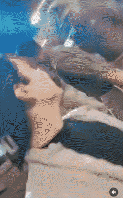 ट्रांसजेंडर रील बनाती दिख रही है, उसके पीछे पुलिस फोर्स है।