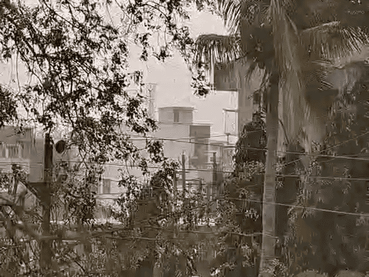 जबलपुर में दोपहर तक तेज धूप रही, लेकिन शाम होते-होते आसमान में बादल छा गए और धूल भरी आंधी के साथ तेज हवाएं चलने लगीं।