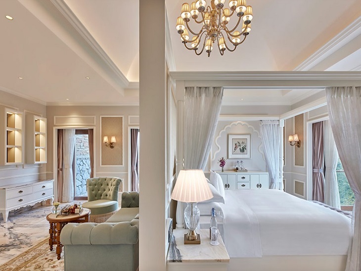 ग्रैंड प्रेसिडेंशियल सुईट में भी 24 घंटे प्राइवेट शेफ की सुविधा है।