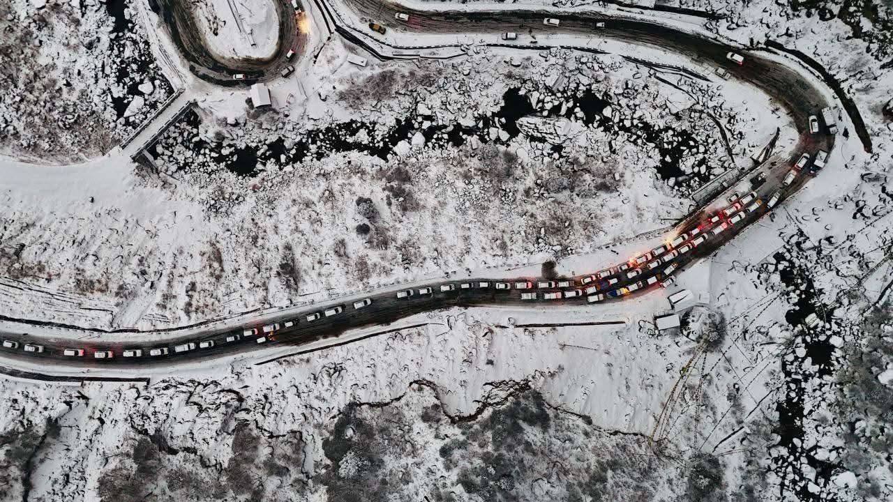 ફસાયેલા પ્રવાસીઓને બચાવવા માટે પોલીસ, સેના, GREF (જનરલ રિઝર્વ એન્જિનિયર ફોર્સ) ઓપરેશન ચલાવી રહી છે.