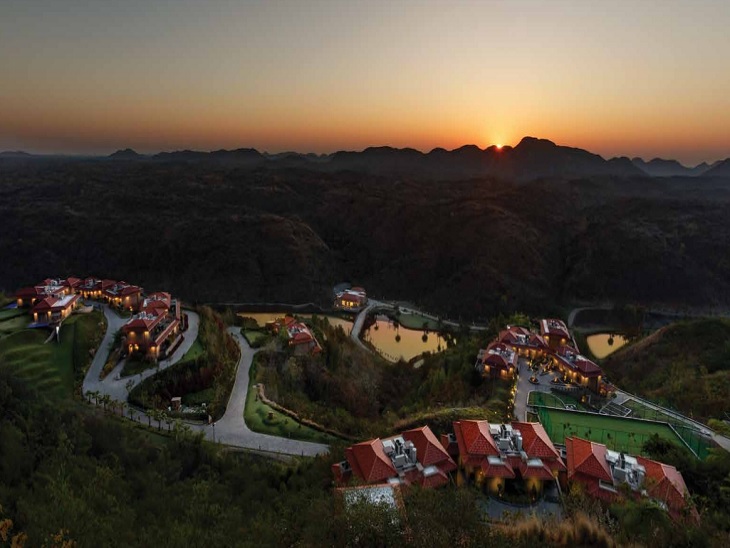 ITC ग्रुप का ‘मोमेंटोस एकाया’ होटल उदयपुर में अरावली की पहाड़ियों के बीच है।