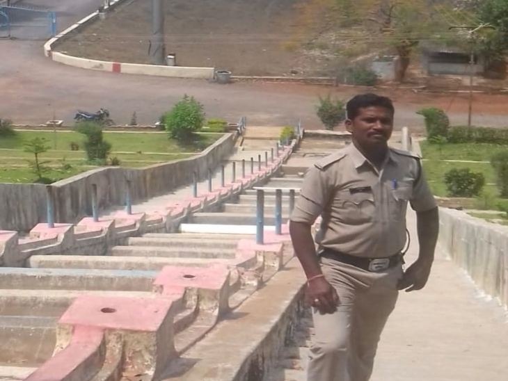 साल 2012 में ठनेश की नियुक्ति जिला पुलिस बल में हुई थी।