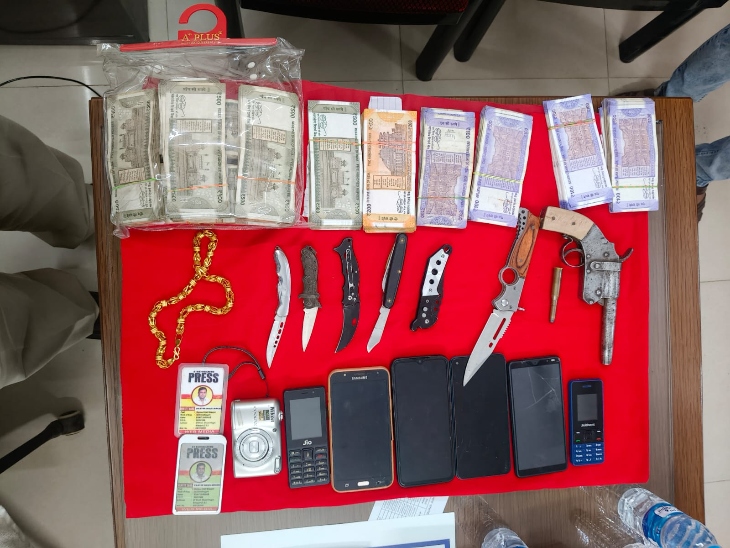 आरोपियों के कब्जे से लूटा गया सोना, कैश और हथियार बरामद किए गए हैं।