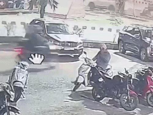 स्कूटी चोरी करता चोर की फोटो। -