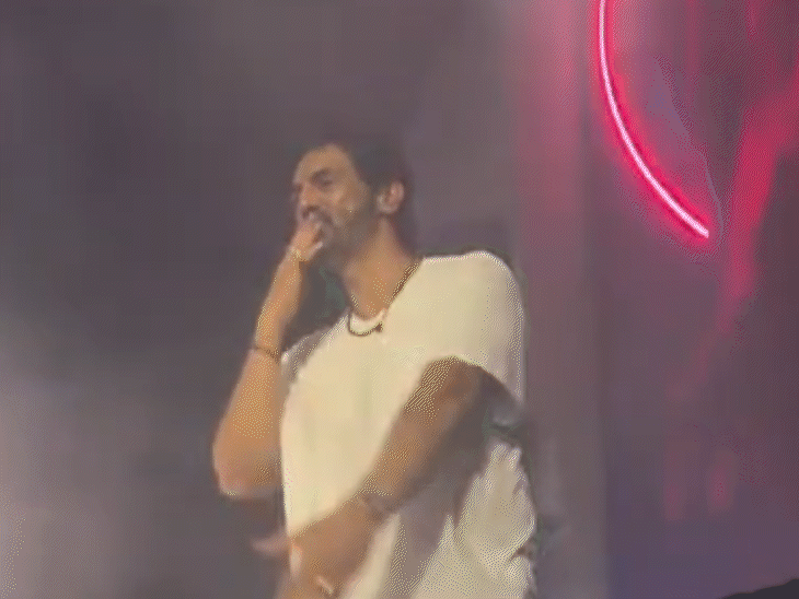 अर्जुन ने इस दौरान धुरंधर के गाने भी प्ले किए।