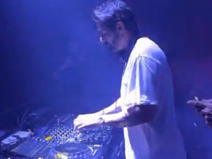 अर्जुन रामपाल ने डीजे कंसोल पर अपना अनुभव भी दिखाया।