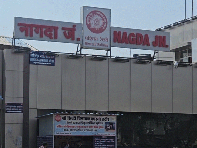 शहर की तरह नागदा में रेलवे जंक्शन है।