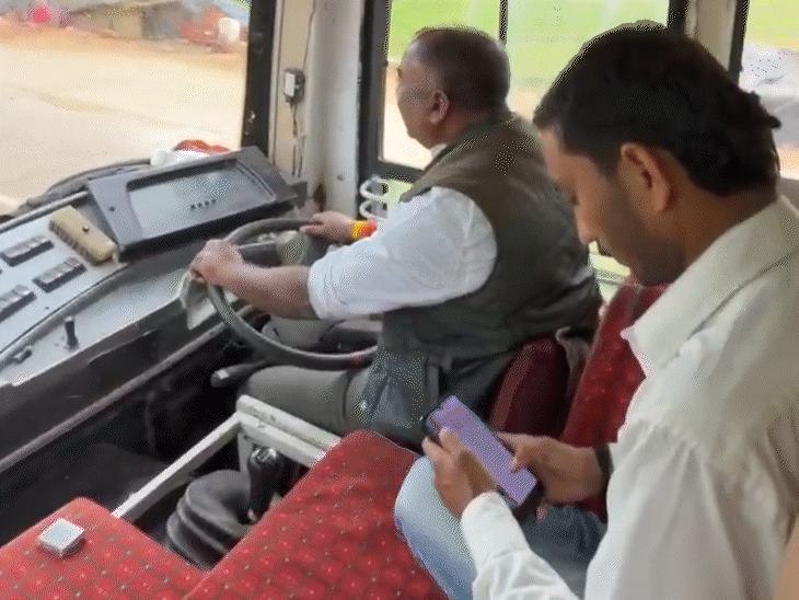 पूर्व विधायक खुद बस ड्राइव कर भोपाल के लिए निकले।