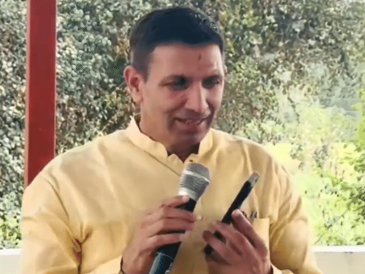 जीतू पटवारी ने चलती सभा में पिता को फोन लगा दिया।