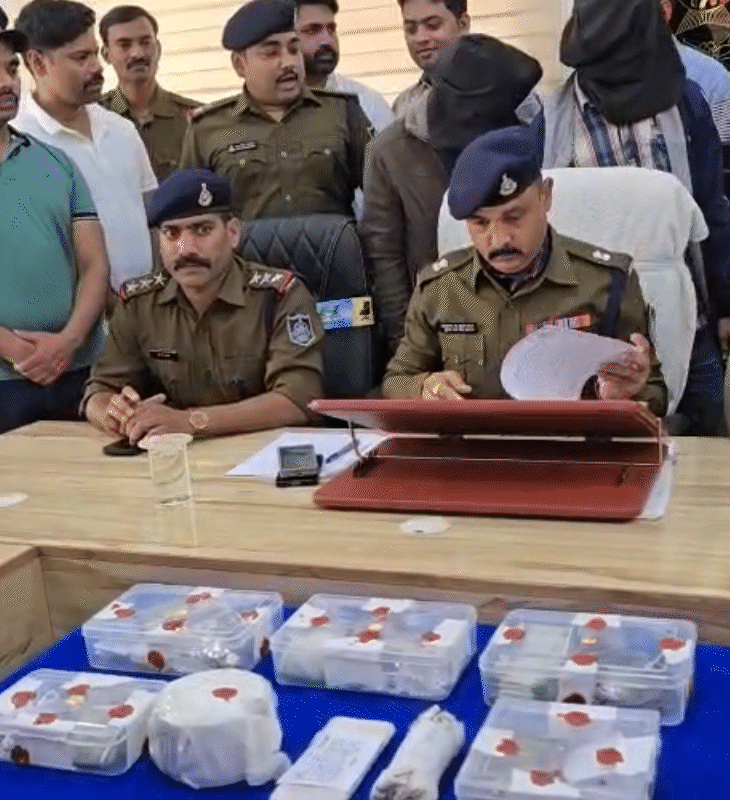 पुलिस ने डकैती के पांच आरोपियों को गिरफ्तार किया है।