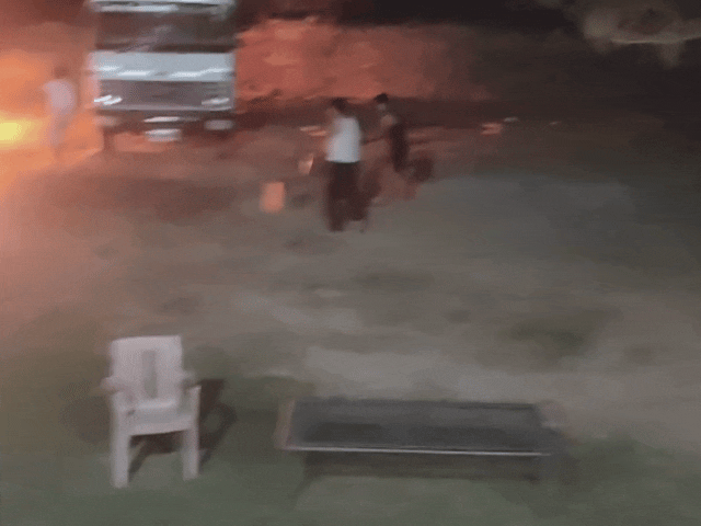 वाहनों की आग बुझाने में जुटे परिवार के लोग।