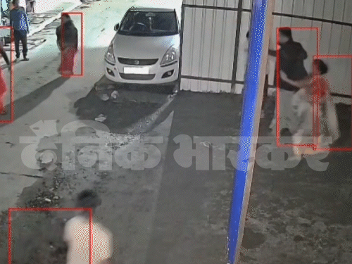 पड़ोसियों ने महिलाओं को बचाया और अस्पताल पहुंचाया।