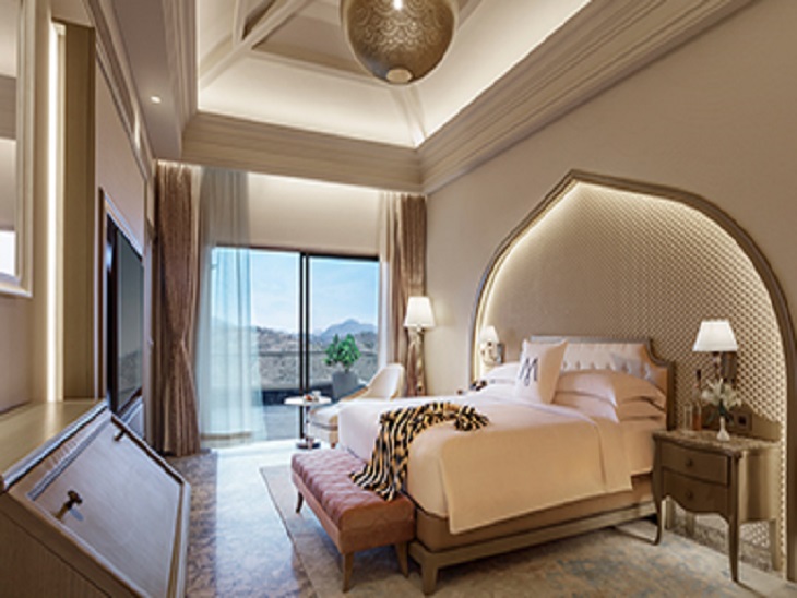 लेक व्यू विला में होटल के पास बनी झील देखी जा सकती है।