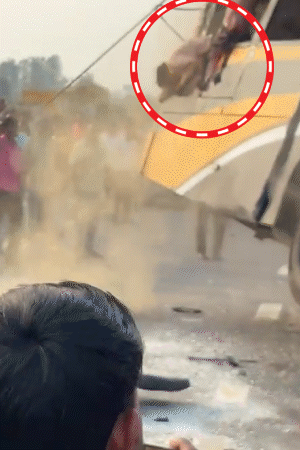 बस को क्रेन से सीधा करते ही उसकी खिड़कियों से लाशें सड़क पर गिर गईं।