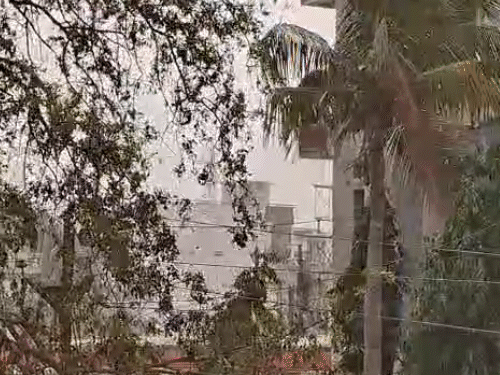 जबलपुर में सोमवार को धूल भरी आंधी के साथ तेज हवाएं चली। बूंदाबांदी भी हुई।