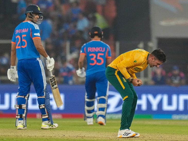 केशव महाराज ने 3 ओवर में 24 रन देकर 3 विकेट लिए।