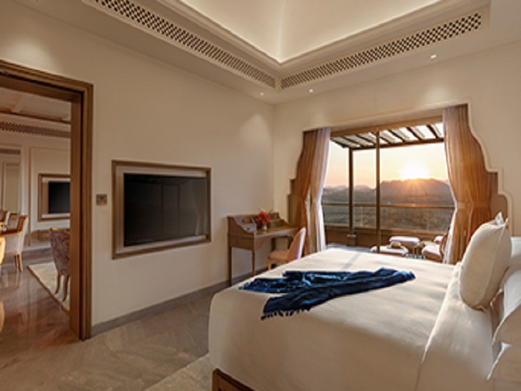 स्मृति चिह्न सुईट में 6 मेहमानों के ठहरने की व्यवस्था है। इसमें दो बेडरूम और एक लिविंग रूम है।