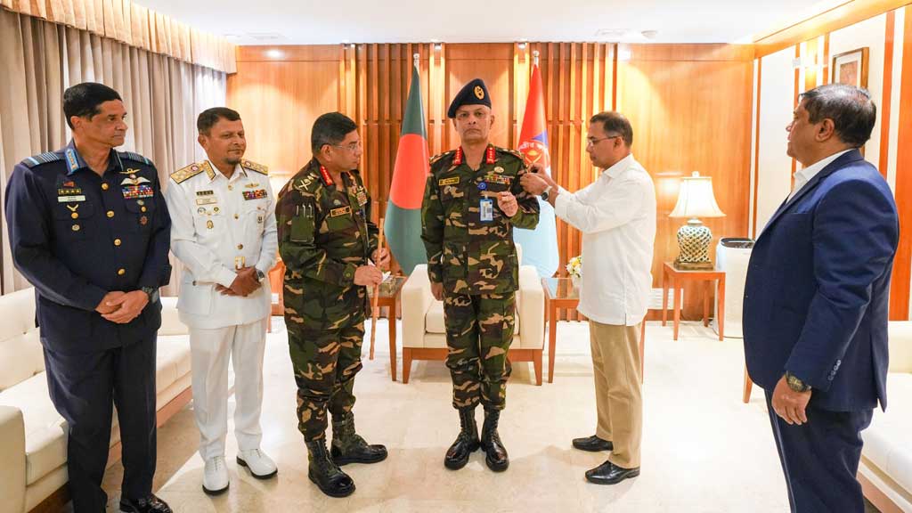 प्रधानमंत्री और सेना प्रमुख ने नए चीफ स्टाफ अधिकारी मीर मुशफिकुर रहमान को लेफ्टिनेंट जनरल का बैज देते हुए।
