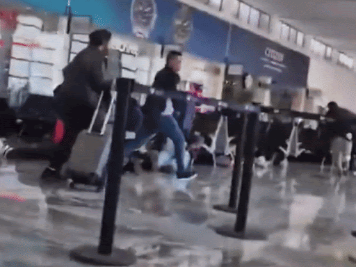 लोग डर के चलते एयरपोर्ट से बाहर भाग रहे हैं। एयर कनाडा ने प्यूर्टो वालार्टा के लिए फ्लाइट्स सस्पेंड कर दी हैं और कस्टमर्स को अपने एयरपोर्ट पर न जाने की एडवाइस दी है।