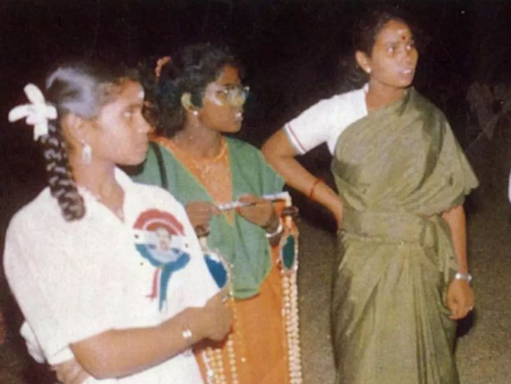 इस तस्वीर में माला लेकर इंतजार कर रही महिला आत्मघाती हमलावर धनु है। उसके बगल में महिला कांग्रेस कार्यकर्ता लता कन्नन और उनकी 15 साल की बेटी कोकिला हैं।