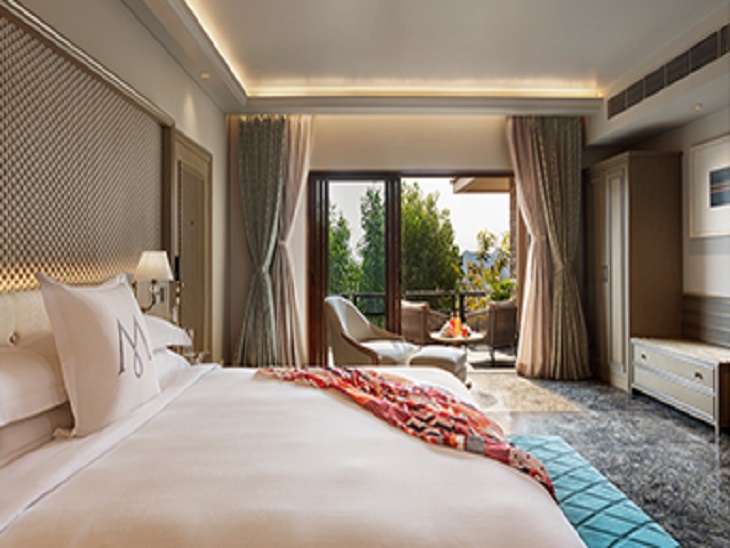 वैली व्यू विला में बालकनी से हरी-भरी घाटी के मनमोहक दृश्य दिखाई देते हैं।