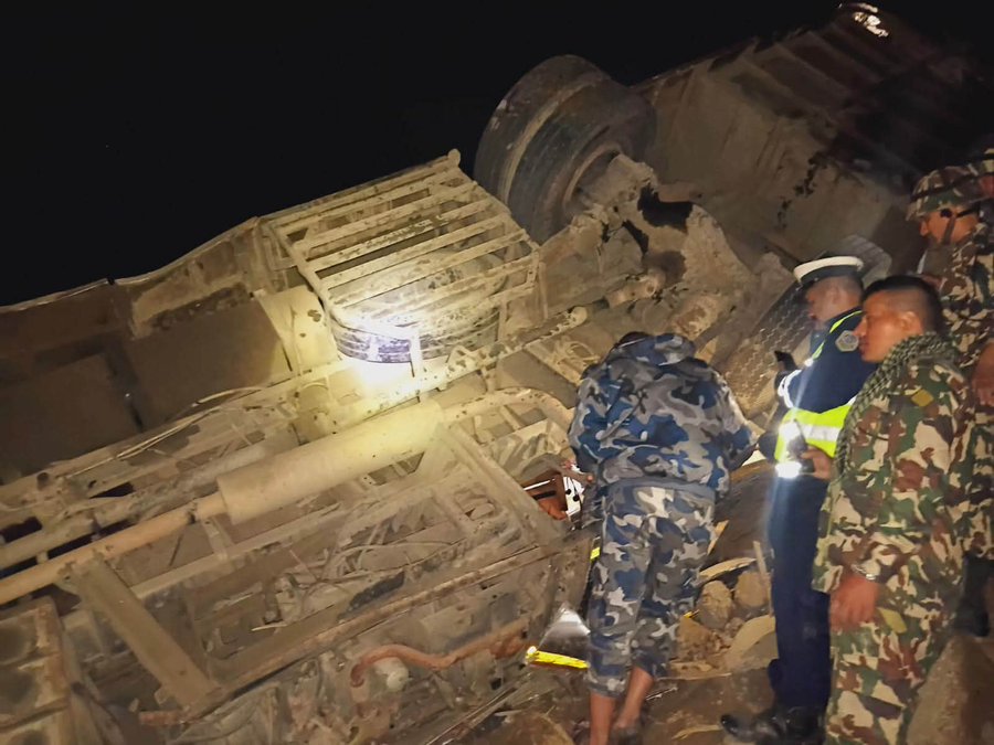 हादसे की वजह जानने के लिए आर्म्ड पुलिस फोर्स की टीम बस की जांच करते हुए।