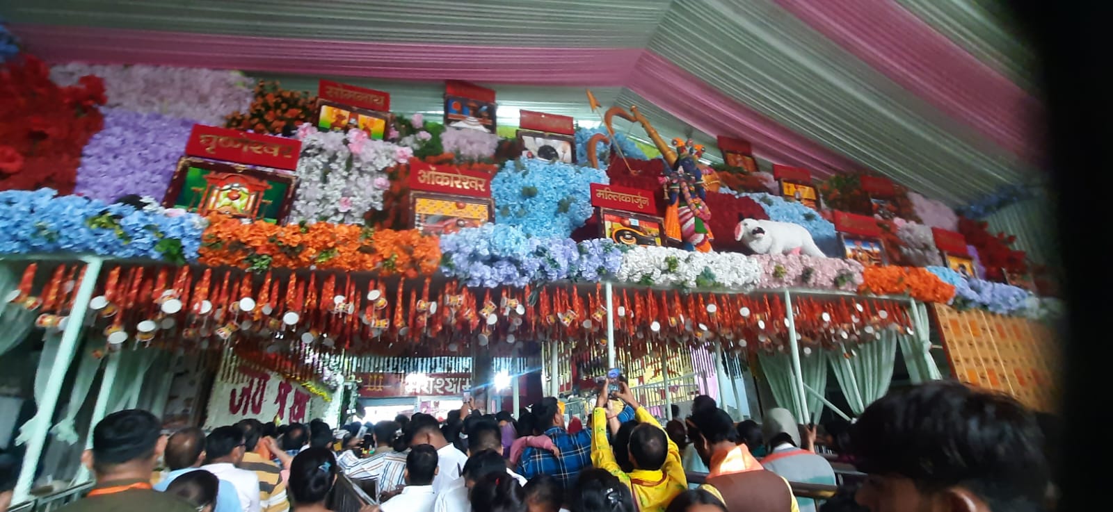 मेले के तीसरे दिन तमिलनाडु, बंगाल और कर्नाटक से आए सफेद गुलाब, मोगरा व अन्य फूलों से बाबा श्याम का विशेष शृंगार किया गया है।