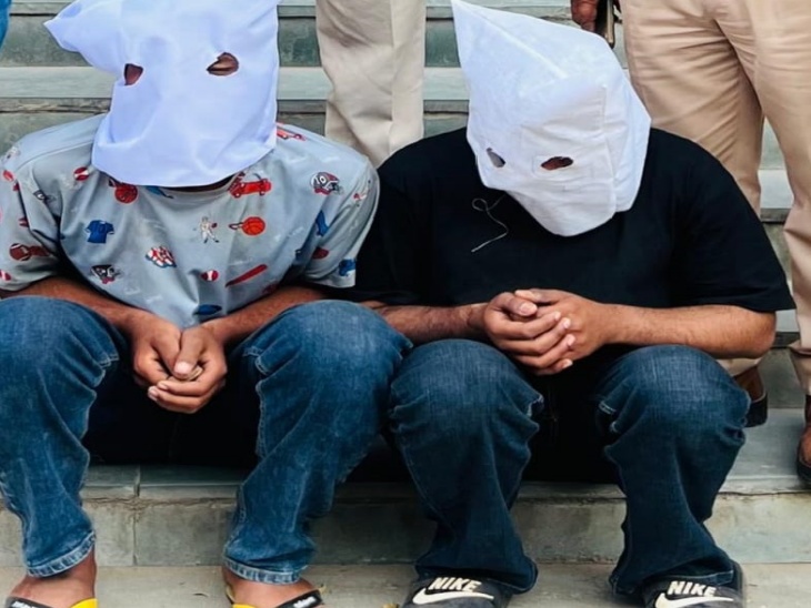 पुलिस थाना प्रताप नगर, जयपुर ईस्ट ने ज्वेलर से हुई लूट की वारदात का खुलासा करते हुए दो शातिर अपराधियों कौशल श्रीमाल (24) और समीर खान (20) को गिरफ्तार किया है।