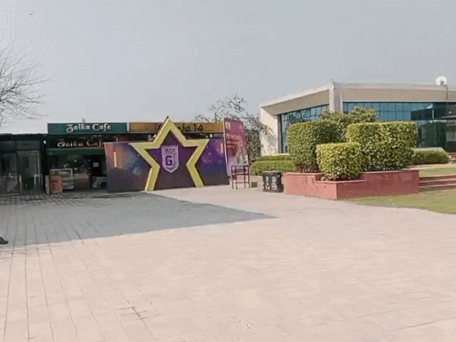 आग लगने से पहले यूनिवर्सिटी का कैफे ऐसा दिखाई देता था।