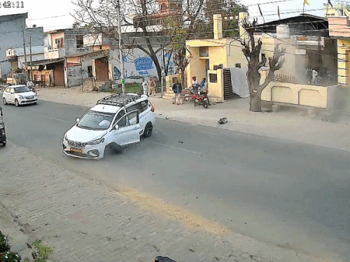 हादसे के बाद कार के अंदर से निकलते ड्राइवर और साथ बैठा व्यक्ति।