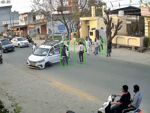 हादसे के वक्त रोड से गुजरते लोग रुक गए। कुछ देर तक पता ही नहीं चला कि हादसा कैसे हुआ।