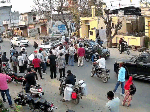 हादसे के बाद राहगीरों ने खड़े होकर कार को हटाने में मदद की।