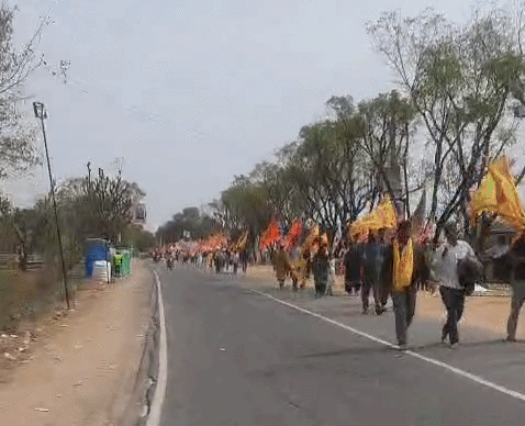 रींगस से खाटू तक श्याम भक्त नंगे पैर आगे बढ़ रहे हैं। हाथों में निशान और लबों पर बाबा श्याम के जयकारे... नजारा देखते ही बनता है।