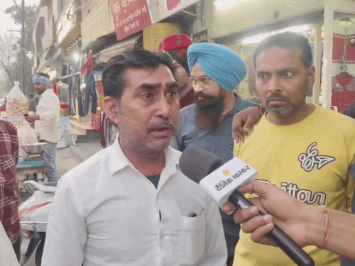 रेहड़ी मालिक जय श्रीराम ने कहा हम दिन में तीन बार सफाई करते हैं।