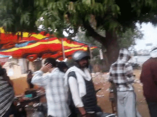 जयपुर में सोमवार सुबह से तेज हवा भी चल रही है। सीकर रोड हवा के साथ हुई हल्की बरसात के कारण खाटूश्याम पदयात्रियों को परेशानी हुई।