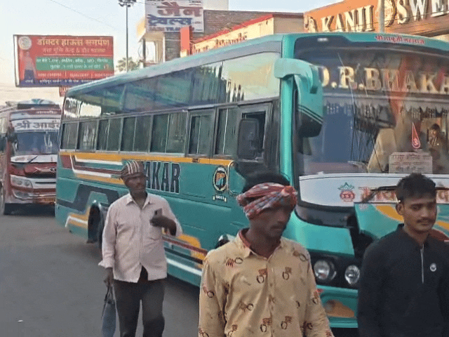 शहर के प्रमुख मार्गों पर प्राइवेट बसें संचालित होते नजर आई। RTO पर दबाव बनाने के लिए हड़ताल का ऐलान किया गया था।